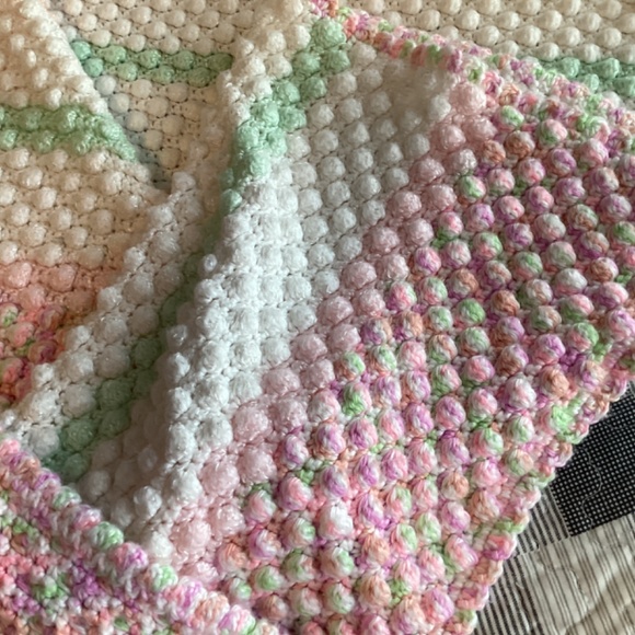 PINK & WHITE LIGHT COLORED HANDKNITTED TEXTURED COTTON MIX BABY BLANKET - Picture 3 of 8